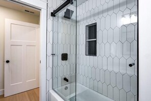 Douche, séchoir à cheveux, bidet, serviettes fournies