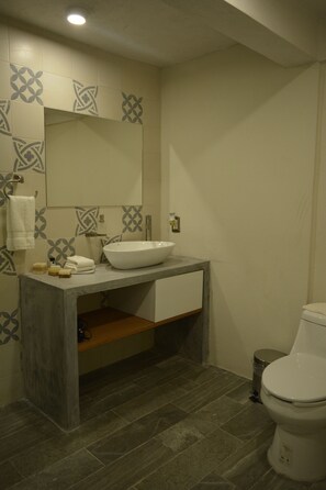 Standard Suite | Bathroom | Shower, rainfall showerhead, hair dryer, towels - HOTEL VINAHEL (San Cristóbal de las Casas)