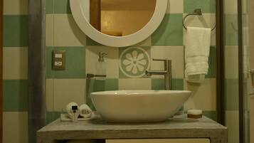 Habitación doble estándar | Baño | Regadera, regadera tipo lluvia, secadora de cabello, toallas