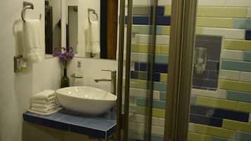 Quarto quádruplo standard | Banheiro | Chuveiro, chuveiro com efeito de chuva, secador de cabelo