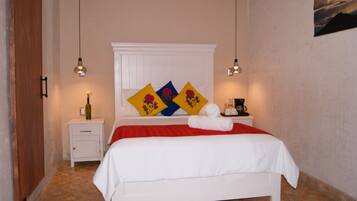 Escritorio, espacio para trabajar con laptop y cortinas blackout