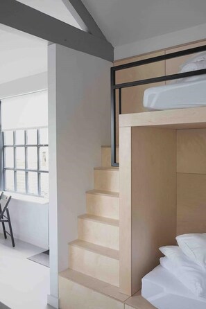 2 bedrooms, iron/ironing board, WiFi, bed sheets - Blackett Street Bunkhouse (Calverley)