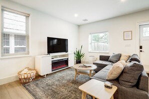 Smart TV - The Loft at Legacy Manor/Minutes from Sight&Sound and Downtown Lancaster (Lancaster)