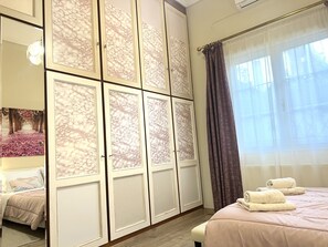 2 bedrooms, desk, travel cot, WiFi