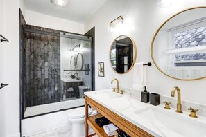 Hair dryer, towels, soap, shampoo - The House at Legacy Manor/Close to Sight & Sound & Downtown Lancaster (Lancaster)