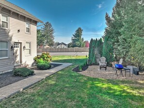 Outdoor dining - The Cottage at Legacy Manor (Lancaster)