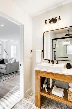 Hair dryer, towels, soap, shampoo - The Cottage at Legacy Manor (Lancaster)