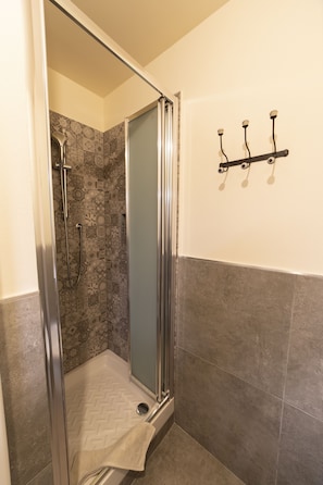Dusche, Haartrockner, Bidet, Handtücher