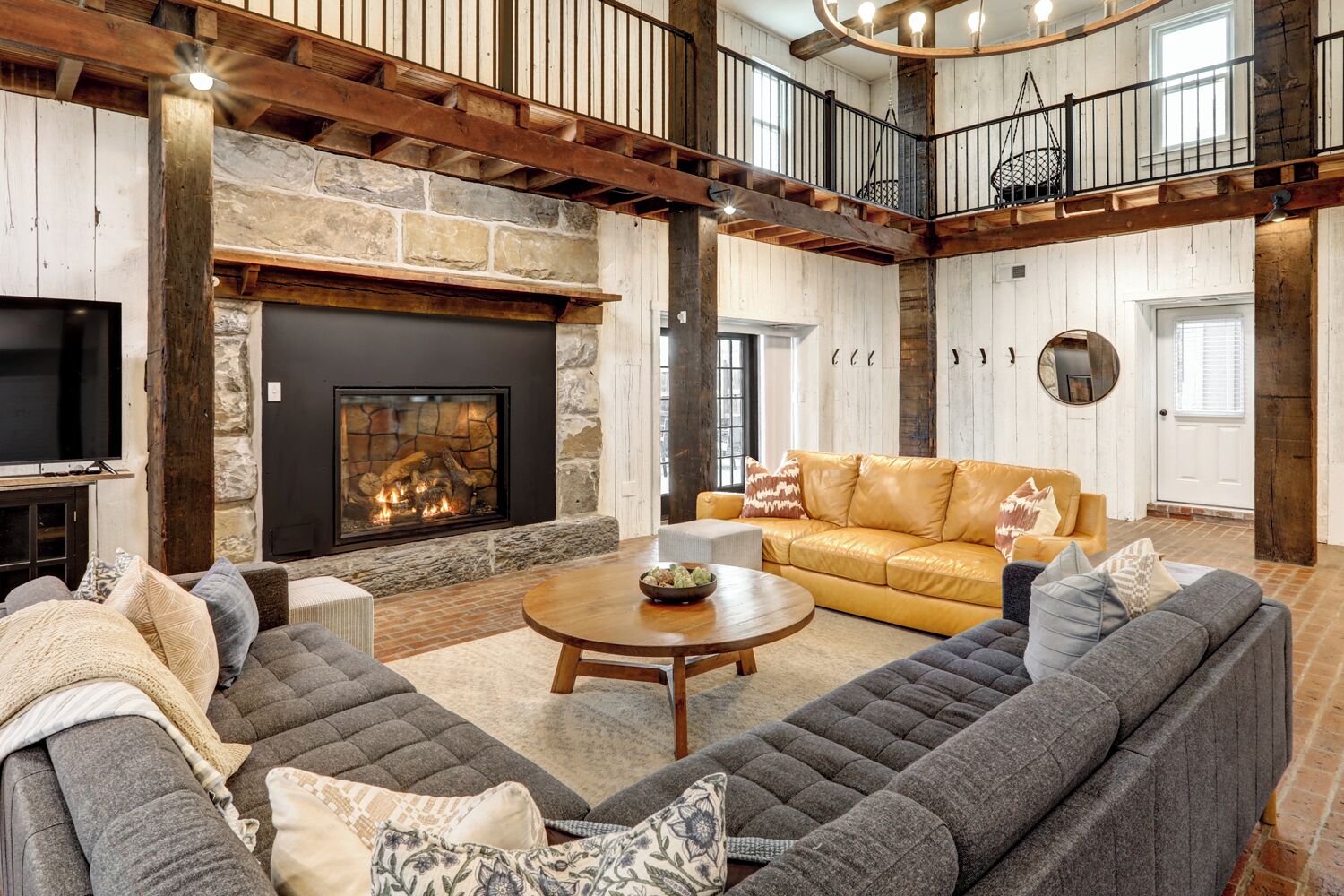 Een smart-tv, een open haard, een dvd-speler en tafelvoetbal