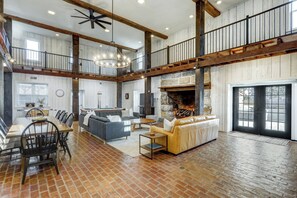 Interior - Legacy Manor-Sleeps 26-9 minutes to Sight&Sound,16 Minutes to Downtown Lancaster (Lancaster)