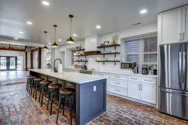 Fridge, microwave, oven, stovetop - Legacy Manor-Sleeps 26-9 minutes to Sight&Sound,16 Minutes to Downtown Lancaster (Lancaster)