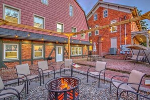 Terrace/patio - Legacy Manor-Sleeps 26-9 minutes to Sight&Sound,16 Minutes to Downtown Lancaster (Lancaster)