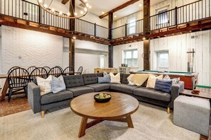 Game room - Legacy Manor-Sleeps 26-9 minutes to Sight&Sound,16 Minutes to Downtown Lancaster (Lancaster)