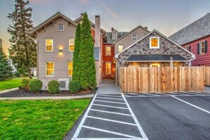 A residential building with a driveway and a wooden fence. - Legacy Manor-Sleeps 26-9 minutes to Sight&Sound,16 Minutes to Downtown Lancaster (Lancaster)