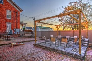 A backyard patio with a wooden pergola, outdoor seating, and a brick floor. - Legacy Manor-Sleeps 26-9 minutes to Sight&Sound,16 Minutes to Downtown Lancaster (Lancaster)