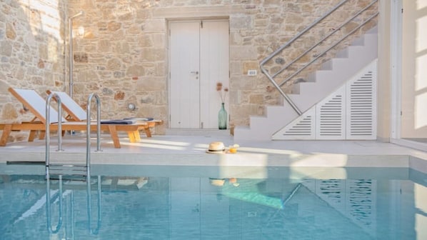 Utomhuspool och uppvärmd pool