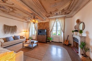 Living area - Near Cinque Terre - Mountain Farmhouse with Pool (Tivegna)