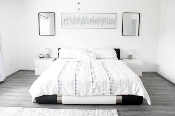 4 عدّة غرف نوم وخزنة داخل الغرفة ومكتب ومكواة/لوح كي