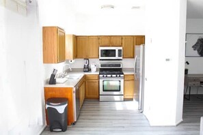 ثلاجة، ميكروويف، فرن، موقد طهي مسطح