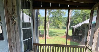 Peaceful cabin with AC in charming Scranton