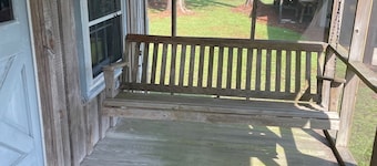 Peaceful cabin with AC in charming Scranton