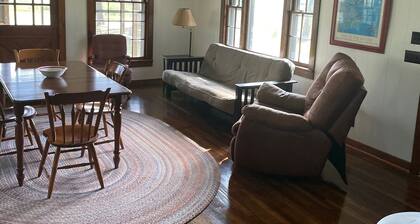 Peaceful cabin with AC in charming Scranton