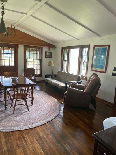 Peaceful cabin with AC in charming Scranton