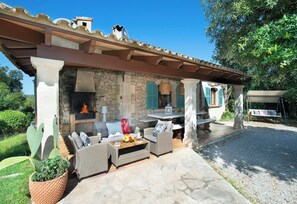 Outdoor dining - Villa Alzines - Two Bedroom Villa, Sleeps 4 (Mallorca)