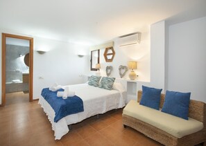 5 bedrooms, iron/ironing board, WiFi, bed sheets