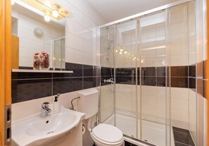 Classic Apartment | Bathroom | Shower, free toiletries, hair dryer, towels - BIS Apartments 1 and 2 (Dubrovnik)