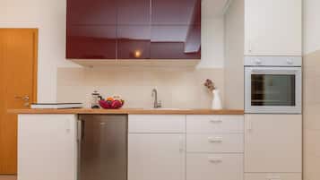 Classic Apartment | Private kitchen | Fridge, stovetop, electric kettle, cookware/dishes/utensils