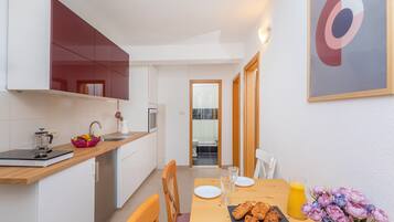 Classic-huoneisto | Yksityinen keittiö | Jääkaappi, liesi, vedenkeitin, keittoastiat/astiat/ruokailuvälineet