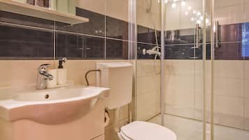 Classic-huoneisto | Kylpyhuone | Suihku, ilmaiset hygieniatuotteet, hiustenkuivaaja, pyyhkeet