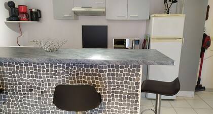 agréable appartement très calme dans une formidable région proche de la mer .