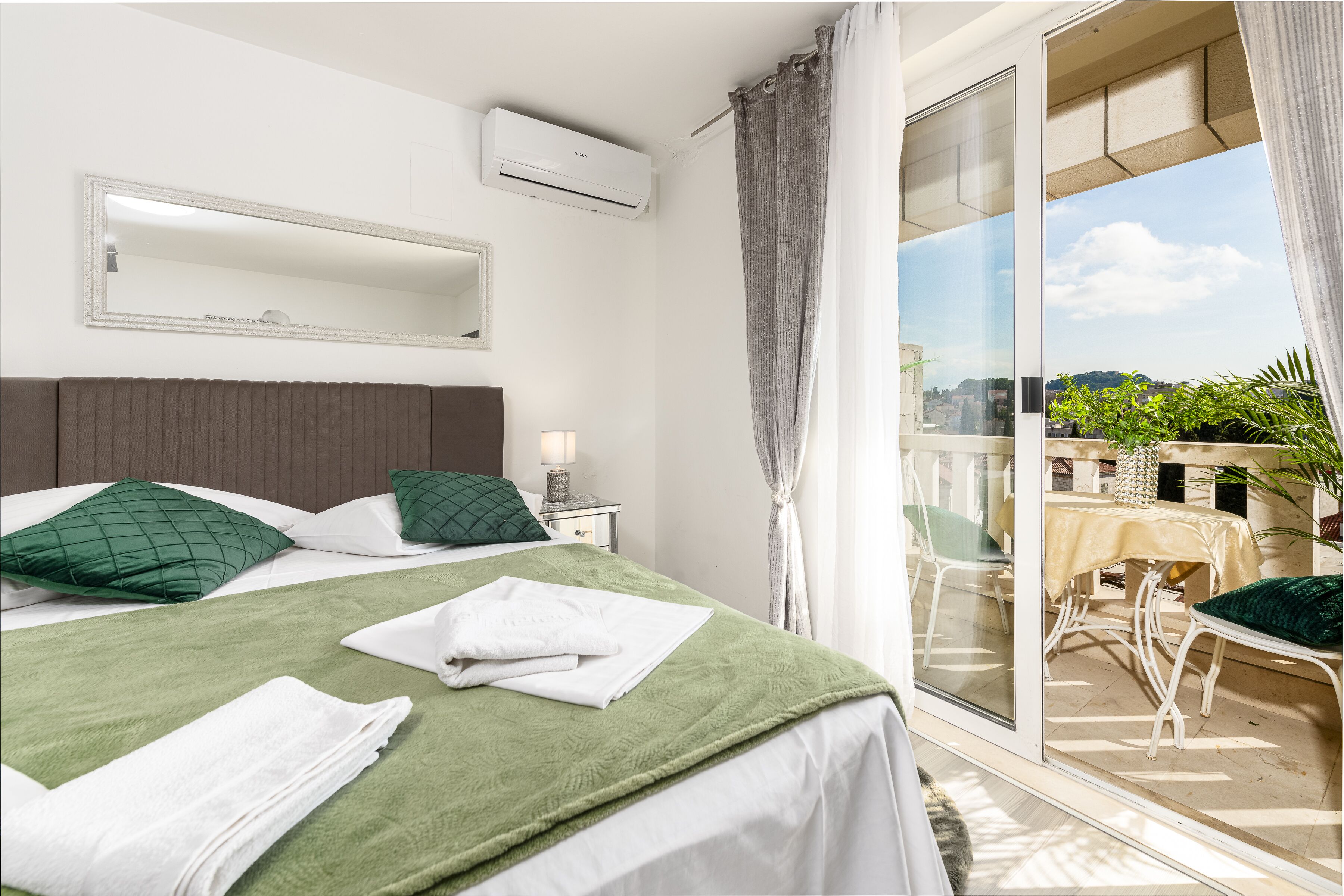 3 chambres, bureau, fer et planche à repasser, lit parapluie