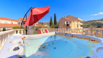 Bañera de hidromasaje al aire libre