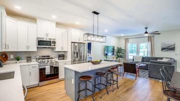 Een koelkast, een microgolfoven, een oven, een kookplaat