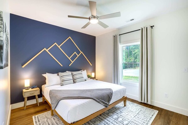 3 bedrooms, in-room safe, desk, iron/ironing board - Gorgeous home w/ Fire Pit: 8 miles to downtown Asheville (Leicester)