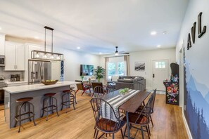 Interior - Gorgeous home w/ Fire Pit: 8 miles to downtown Asheville (Leicester)