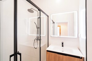 Douche, sèche-cheveux