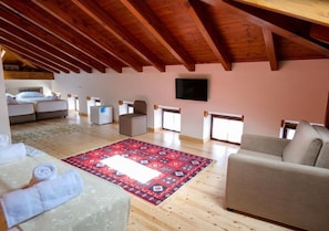 Deluxe Suite | Living area
