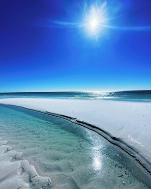 Sun loungers, beach towels - Gorgeous new beach cottage in fantastic location! (Destin)