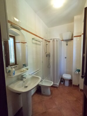 A bathroom with a sink, bidet, toilet, and shower. - Appartamenti Santa Croce (Ferentillo)