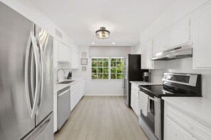 Frigorífico, microondas, horno y placa de cocina