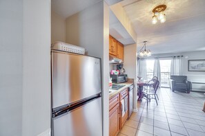 Fridge, microwave, stovetop, dishwasher - Heart of Dtwn Gatlinburg - Walkable Retreat! (Gatlinburg)