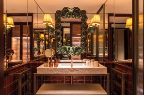 Designer-Toilettenartikel, Haartrockner, Bademäntel, Hausschuhe