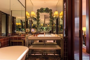 Amenidades de baño de diseñador, secadora de cabello, batas, pantuflas