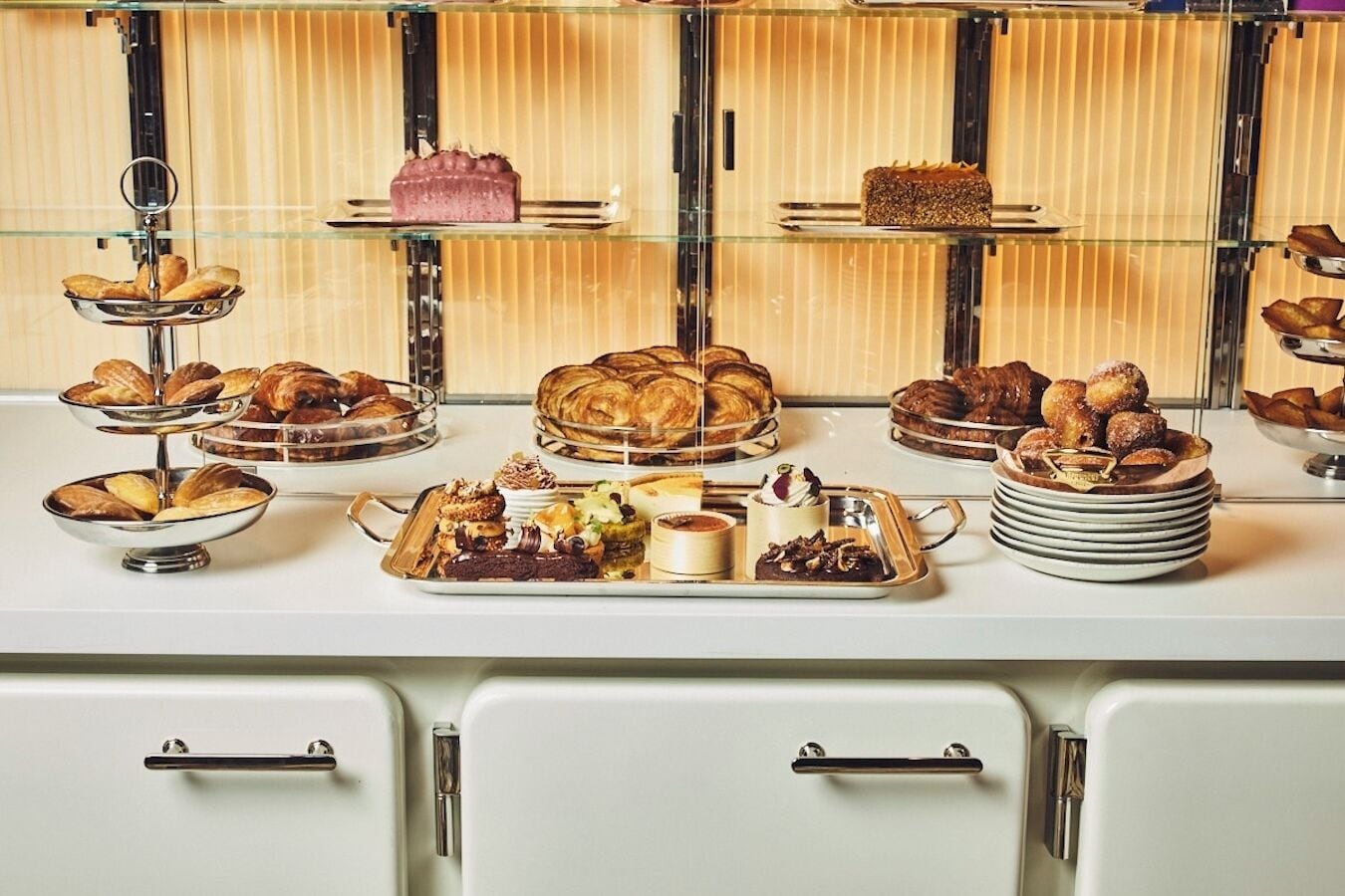 Un bufé con diversos pasteles, tartas y postres.