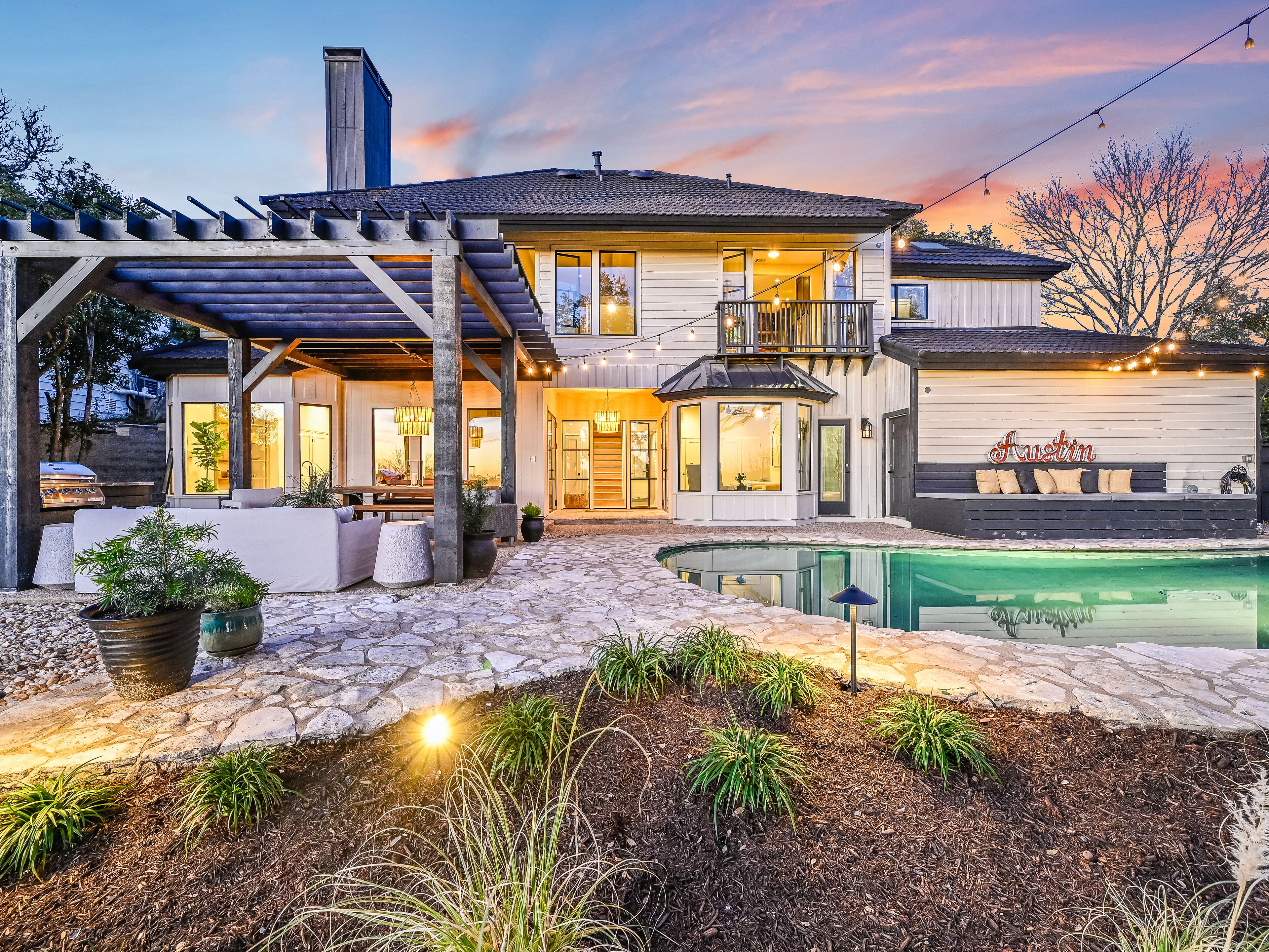 Austin - 4 Bedroom Designer Pool Home 9 Minutes to Downtown
