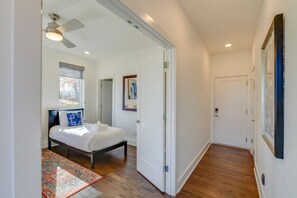 3 makuuhuonetta, työpöytä, silitysrauta/-lauta, vauvan matkasänky